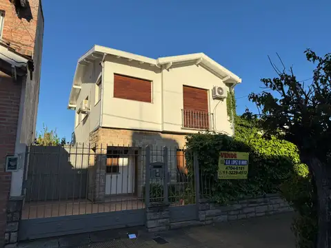 CASA 5 AMB CON 4 DORMITORIOS, LIVING, COMEDOR, COCINA JARDIN , GARAGE PASANTE Y FONDO PARQUIZADO C/ PILETA.REF.866