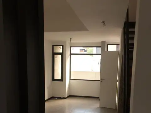 Depto Tipo Casa 6 ambientes con 2 baños