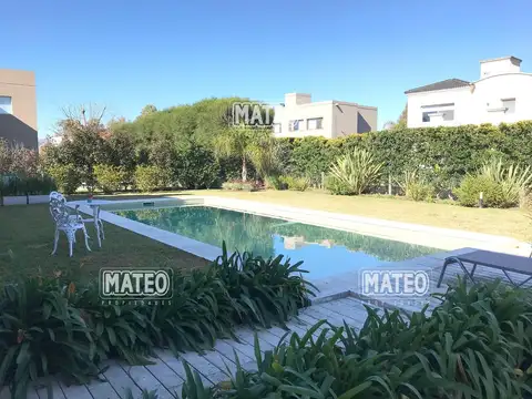 Casa en Venta con 2 cocheras