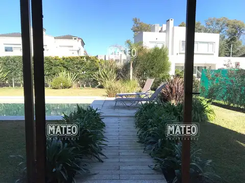 Casa 5 ambientes con 4 baños