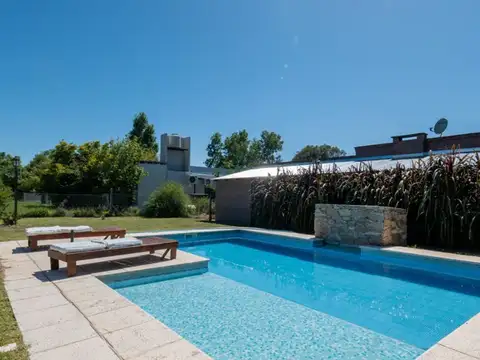CASA MODERNA DE  3/4 DORMITORIOS CON PILETA Y COCH