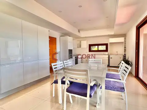 Casa 5 ambientes con 4 baños