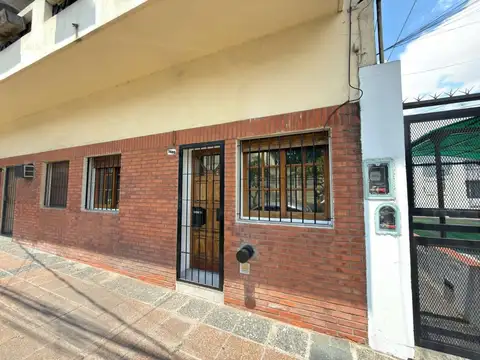 Departamento de 3 ambientes con patio y cochera