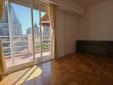 Asamblea 1500, Piso 8