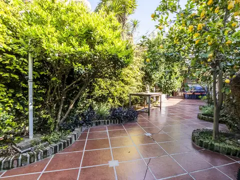 VENTA TRIPLEX DE 5 AMBIENTES CON COCHERA Y PATIO EN MONTE CASTRO