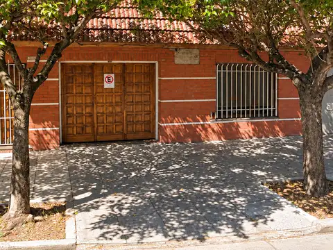 Mataderos | Casa en lote propio con dos unidades y terraza