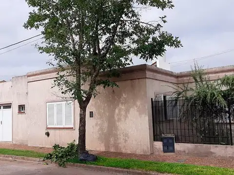 Casa de 3 Dormitorios con pileta en Capitan Bermúdez.