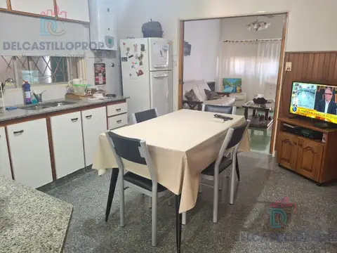 Casa en lote propio con departamento independiente y cochera para 4 autos – Victoria