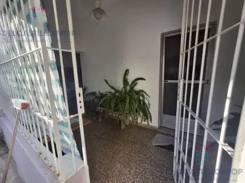 Casa 4 Amb con Depto en Planta Alta, Jardín y Cochera – Victoria