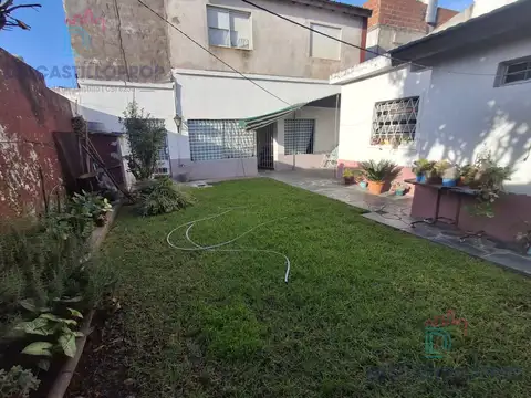Casa 4 Amb con Depto en Planta Alta, Jardín y Cochera – Victoria
