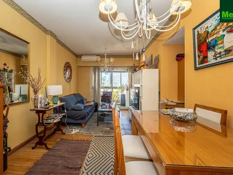 Departamento 3 ambientes con cochera fija y cubierta.