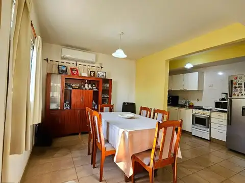Casa 4 ambientes con 2 baños