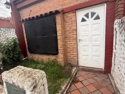 CASA EN PH, dos dormitorios, patio interno y patio amplio al fondo, cochera