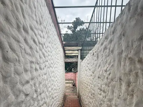 CASA EN PH, dos dormitorios, patio interno y patio amplio al fondo, cochera