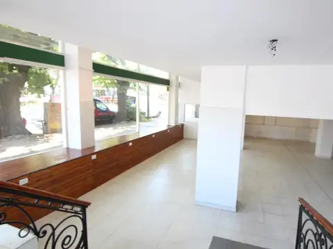Muy buen Local en inmejorable zona comercial de  Olivos