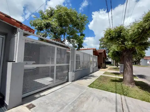 VENTA CASA 4 AMB C/COCHERA - LOS POLV - M. ARG