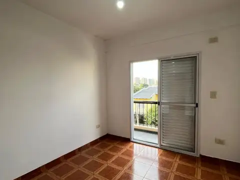 Dos ambientes al frente con balcón.