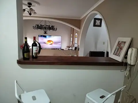 Casa 8 ambientes con 2 baños