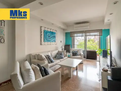 Venta. Departamento de 4 ambientes c/dependencia. Reciclado a nuevo. Al frente con balcón corrido.