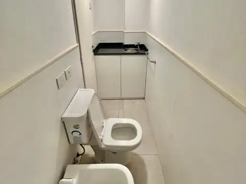 Oficna en PB al frente con entrada individual