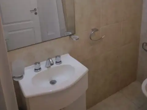 DEPARTAMENTO PLANTA BAJA UN DORMITORIO CON PATIO Y COCHERA