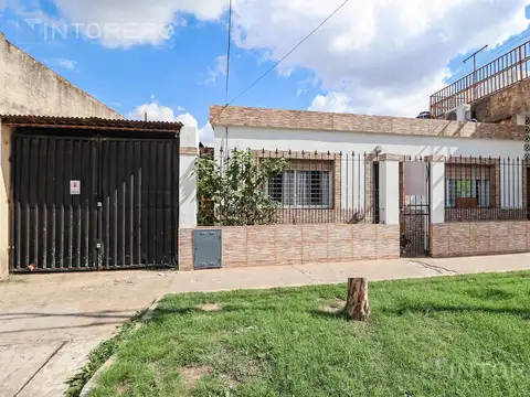 CASA EN VENTA DE 5 AMBIENTES CON DOS LOCALES EN ISIDRO CASANOVA