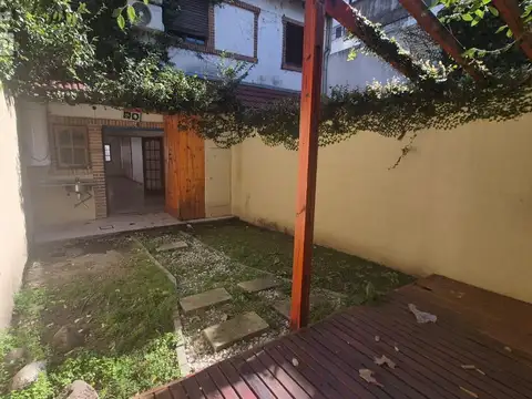 EXCELENTE TRIPLEX CON JARDIN, FRENTE A LA PLAZA B. VICUÑA MACKENNA EN SAAVEDRA