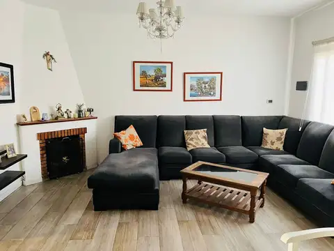 VENTA CASA CASTELAR NORTE, IMPECABLE-5 DORMITORIOS