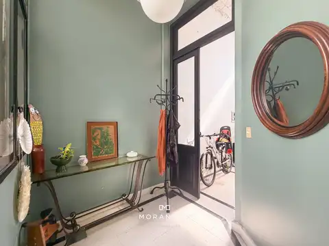 Casa antigua reciclada en Colegiales, con patio, terraza, parrilla y salamandra