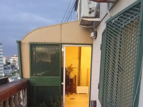 Departamento 2 amb. al frente con balcón, parrilla, 2 baños, dorm. en suite