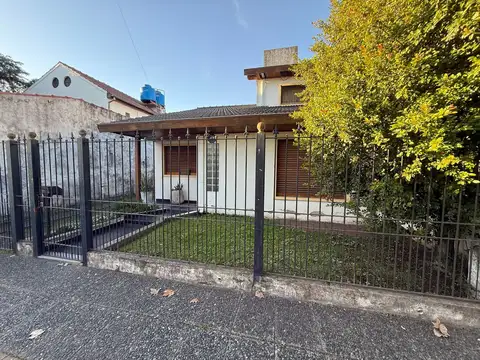 CASA DE DOS PLANTAS CON GALERÍA Y PATIO