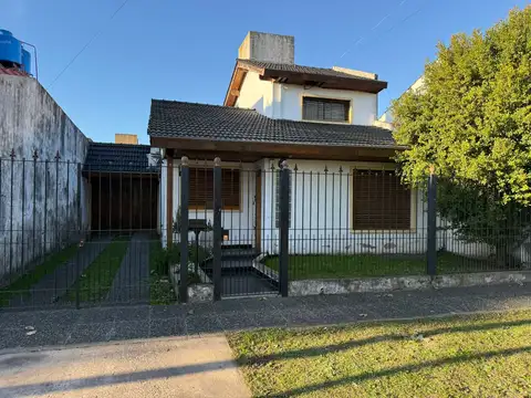 CASA DE DOS PLANTAS CON GALERÍA Y PATIO