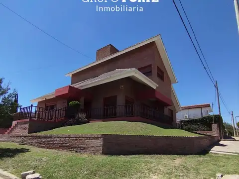 Casa 5 ambientes con 4 baños