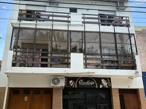 LOCAL AL FRENTE CON VIVIENDA Y COCHERA