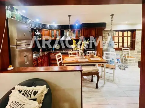 Casa 6 ambientes con 3 baños