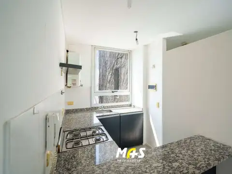 Semipiso Al Frente con Balcón Corrido - 3 Amb. - Muy Luminoso - Pileta-  Bajas Expensas