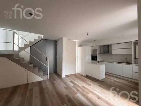 VENTA TRIPLEX A ESTRENAR DE DOS DORMITORIOS  MAS COMODIN CON PATIO, TERRAZA EN REPUBLICA DE LA SEXTA
