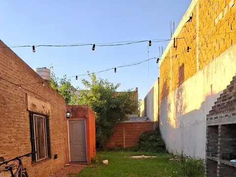 VENTA CASA Y 2 LOCALES-PARADA ROBLES CALLE LOS EUCALIPTOS 100