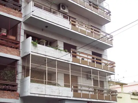 Semipiso de 4 ambientes contrafrente con balcón corrido muy luminoso en excelente estado