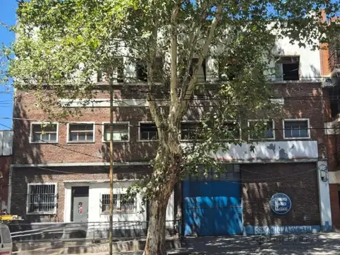 Local en Barracas de 1.000 m2 con entrada semi  - ALQUILER