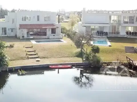 Casa en Alquiler con 3 cocheras