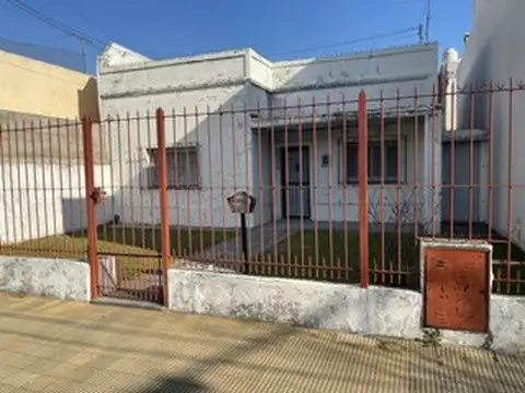 ESCUCHAMOS TU OFERTA  AUNQUE LA CREAS BAJA! INCREIBLE LOTE EXCELENTE UBICACION- CON CONSTRUCCION DE 3AMB PARA REPARAR.