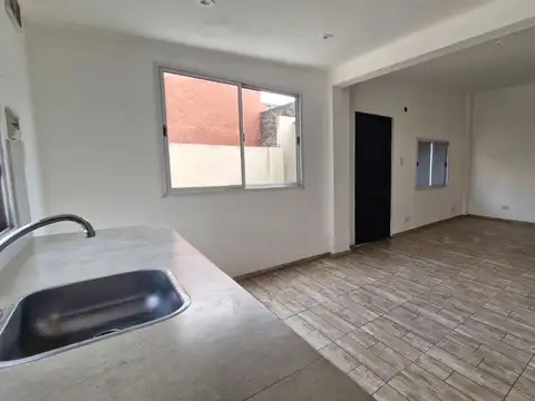 PH 2 ambientes en alquiler con patio, Lanus oeste