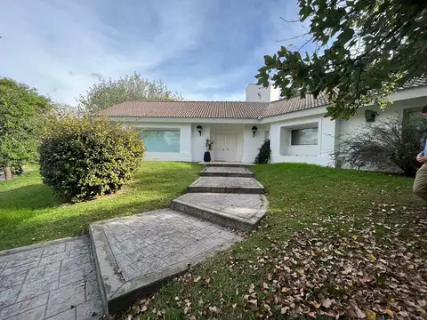 Excelente propiedad en alquiler - Lomas de la Carolina en 1 planta - 4 dormitorios en suite . pileta