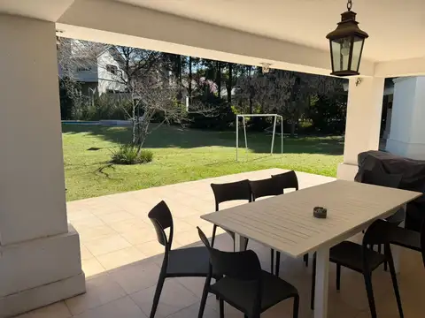 Casa 9 ambientes con 5 baños