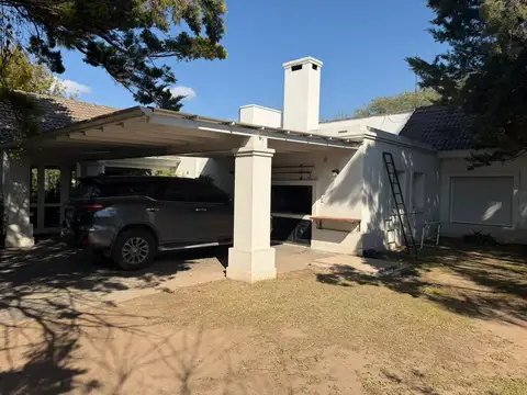 Casa en Alquiler con 2 cocheras