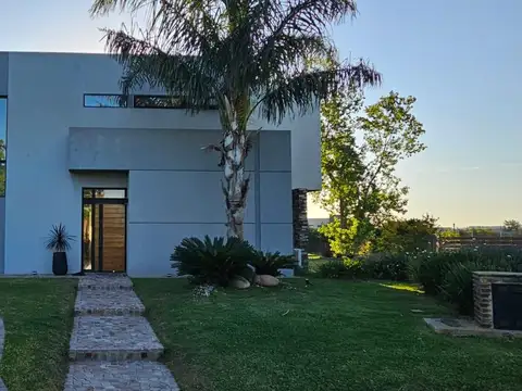 Casa 6 ambientes con 3 baños