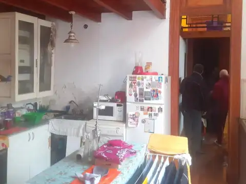 Vendo en San Cristobal. Amplia casa (sobre lote propio) en 2 plantas, con patio y terraza.