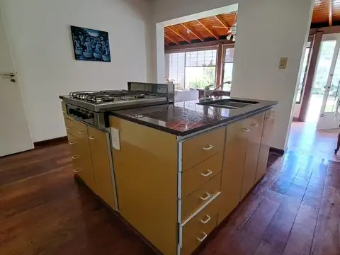 CHALET EN 2 PLANTAS EN VILLA SARMIENTO. VENTA