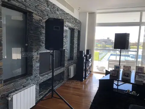 Casa 4 ambientes con 6 baños